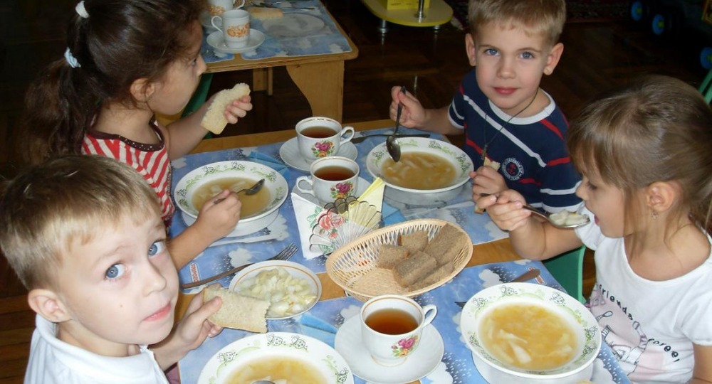 Чем кормят в садах детей. Обед в детском саду. Питание детей в детском саду. Завтрак в детском саду. Еда в детском саду.